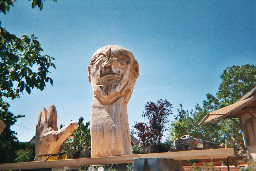  JULIEN-BERNARD-big-head-sculpture-outside