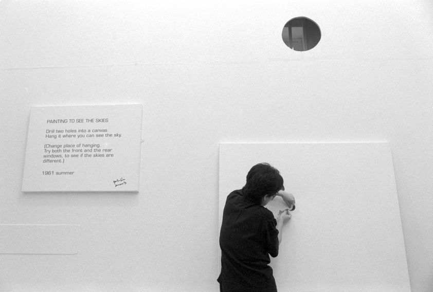 Yoko Ono, installing In Facing, 1990