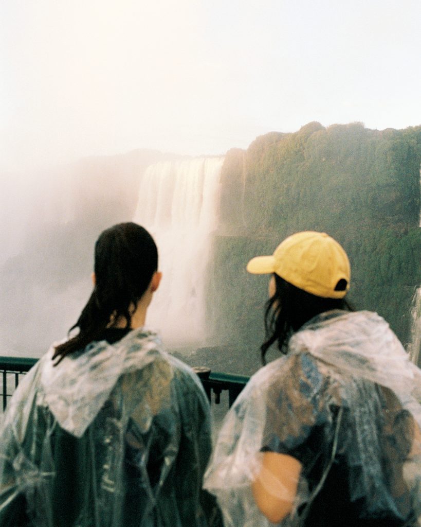 Pia_Riverola_Dias-tourists-victoria-waterfall-rain