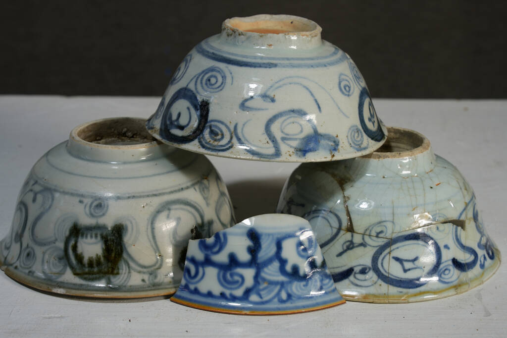 Ming-Dynasty-Sea-Wave-Pattern-Porcelain-Bowls-and-Shards-from-Li-Xiaofeng-private-collection.-Photo-Gao-Yang