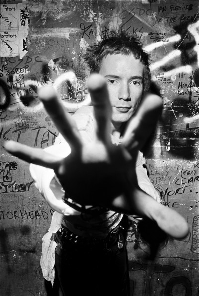 DENNIS MORRIS
Johnny Rotten, dans les coulisses du Marquee Club, Londres, 23 juillet 1977
Courtesy of DENNIS MORRIS