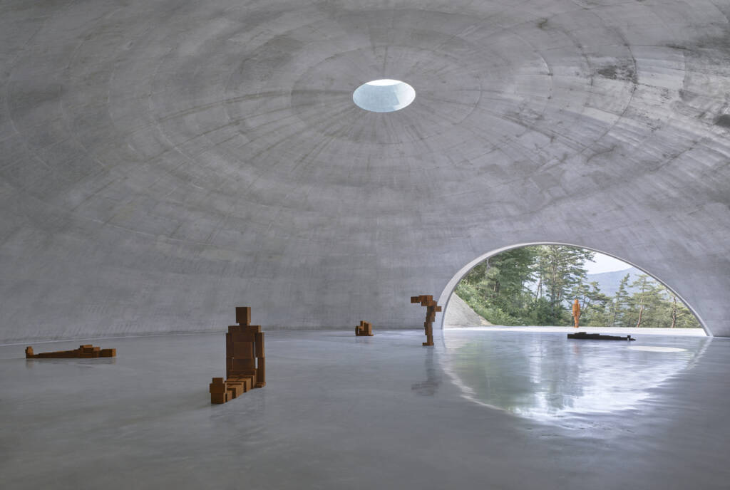 Sculptor Antony Gormley unveils a landmark exhibition and collaboration with architect Tadao Ando 5 sculptor Antony Gormley
architect tadao ando