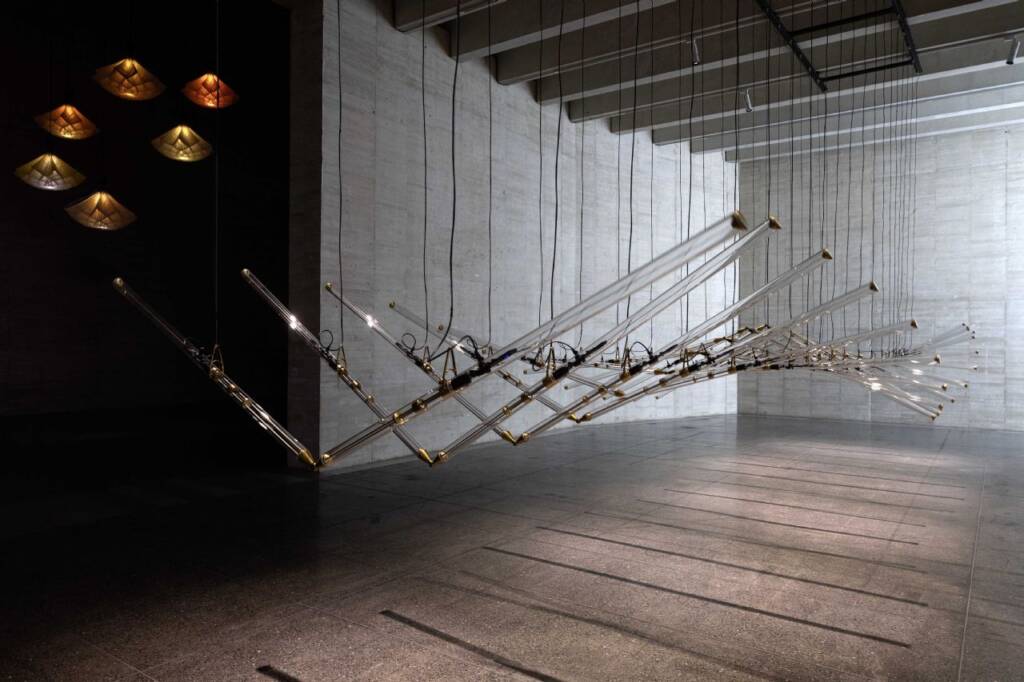 Studio DRIFT brings kinetic sculpture to life in their first solo exhibition in Spain 1 Studio DRIFT
kinetic sculpture
kinetic art exhibition