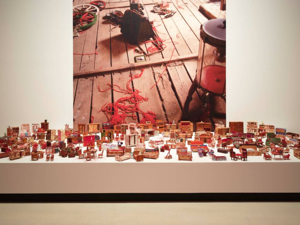 chiharu shiota exhibition
memory in art
contemporary art about memory
Large-scale art installations
chiharu shiota interview