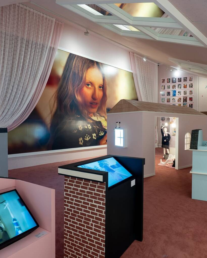 Petra Collins photography style shines in Seoul with ‘fangirl’ exhibition 6 petra collins photography style
petra collins aesthetic
Petra Collins exhibition