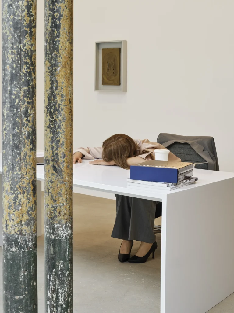 Elmgreen & Dragset bring fiction and reality face to face in ‘October 2025’ 2 Elmgreen & Dragset
hyperrealistic sculpture