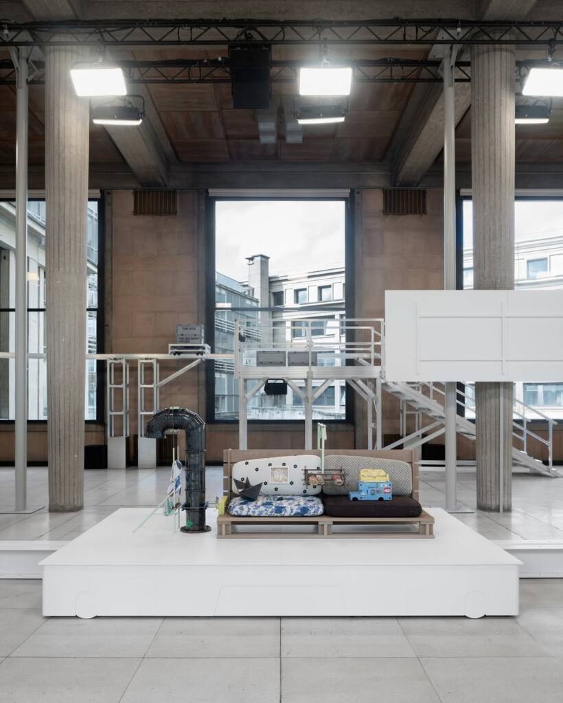 The new forces at Art Basel: the women, the public, and the memes 4 Art Basel
Art Basel Paris