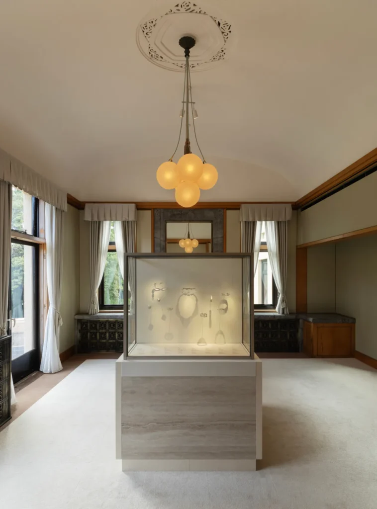 van cleef & arpels
High Jewelry
jewelry exhibition
Art Deco Aesthetic