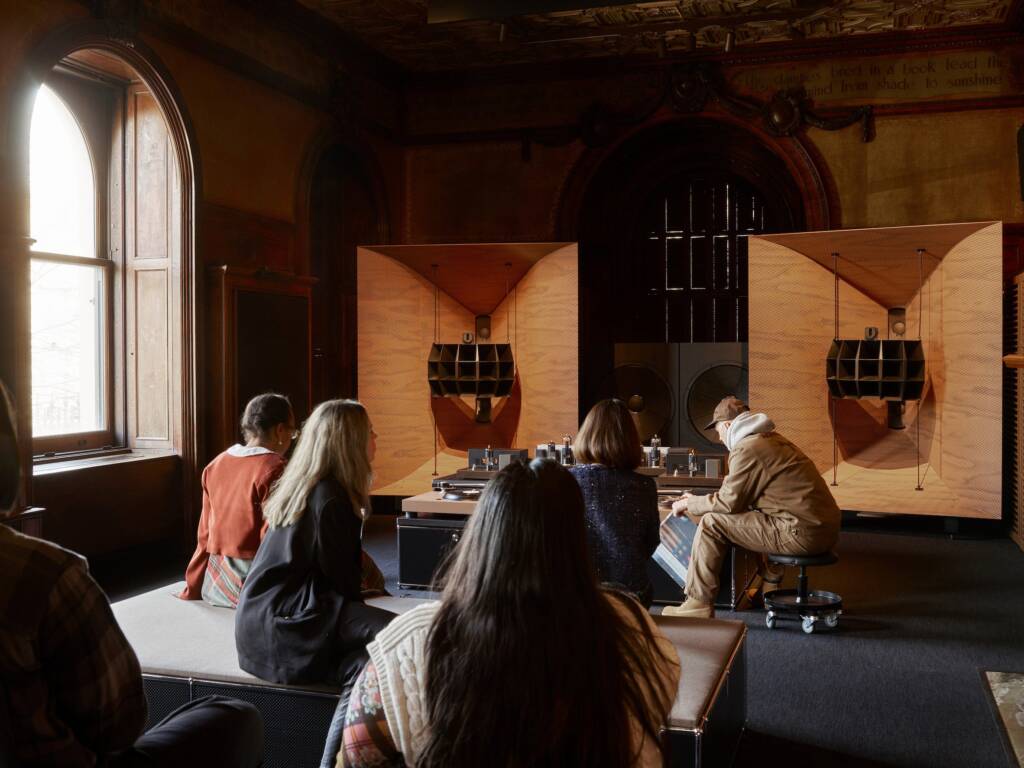 Devon Turnbull
sound installation
sound sculpture