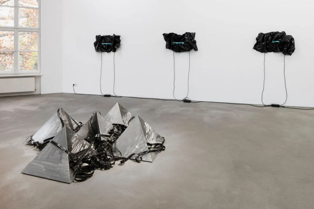 Gretchen Bender
politics of memory
conceptual sculpture