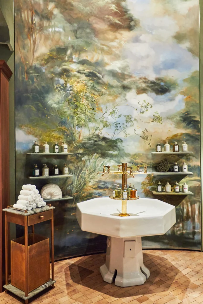 Maggi Hambling reimagines Penhaligon’s Endymion in a limited-edition collaboration 4 Maggi Hambling
Endymion Concentré
collectable perfumes