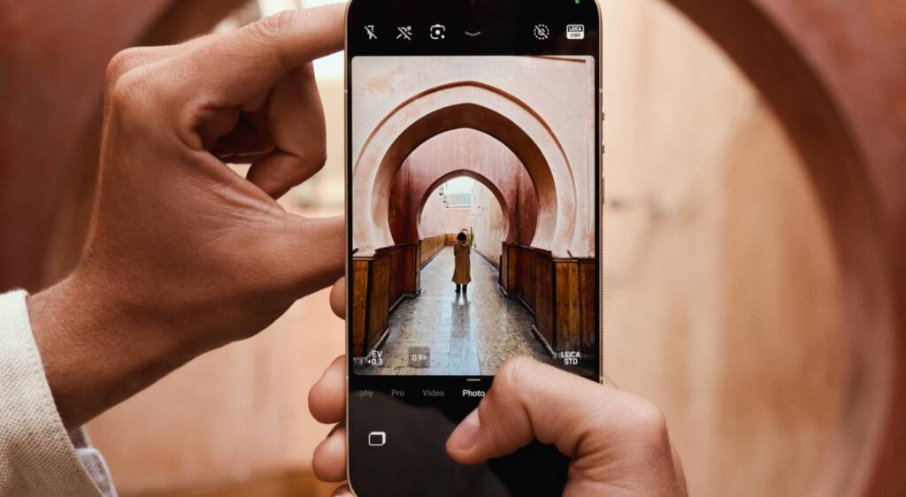 Leica Leitzphone Powered by Xiaomi
smartphone for photographers
phone design