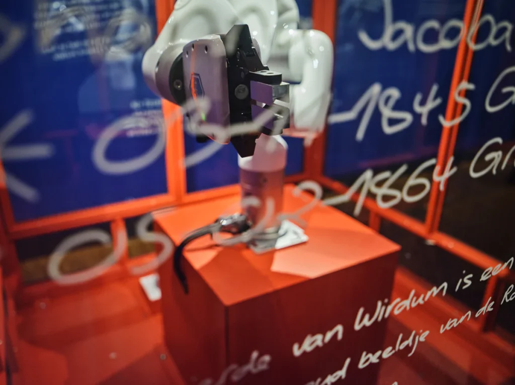 fusion of art and technology
robot arm
Human-like presence