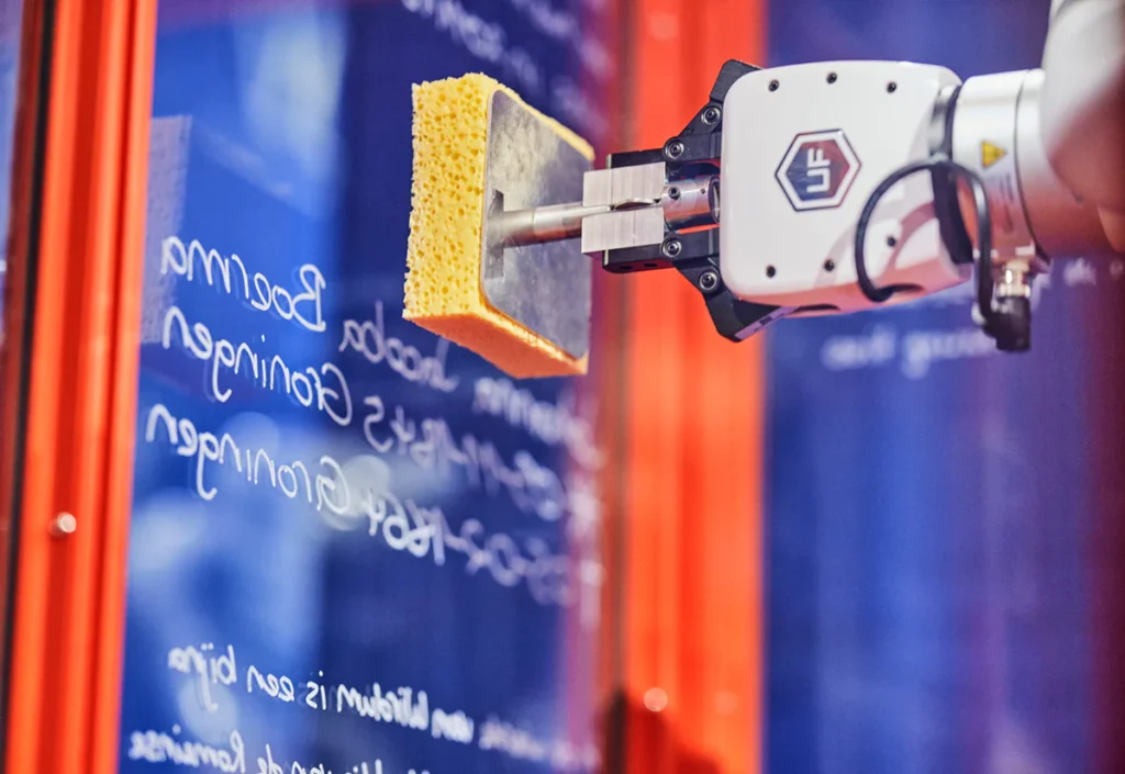 fusion of art and technology
robot arm
Human-like presence