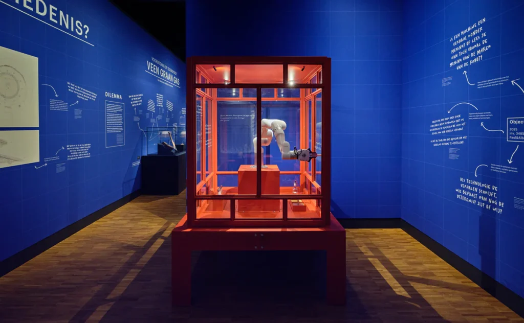 fusion of art and technology
robot arm
Human-like presence