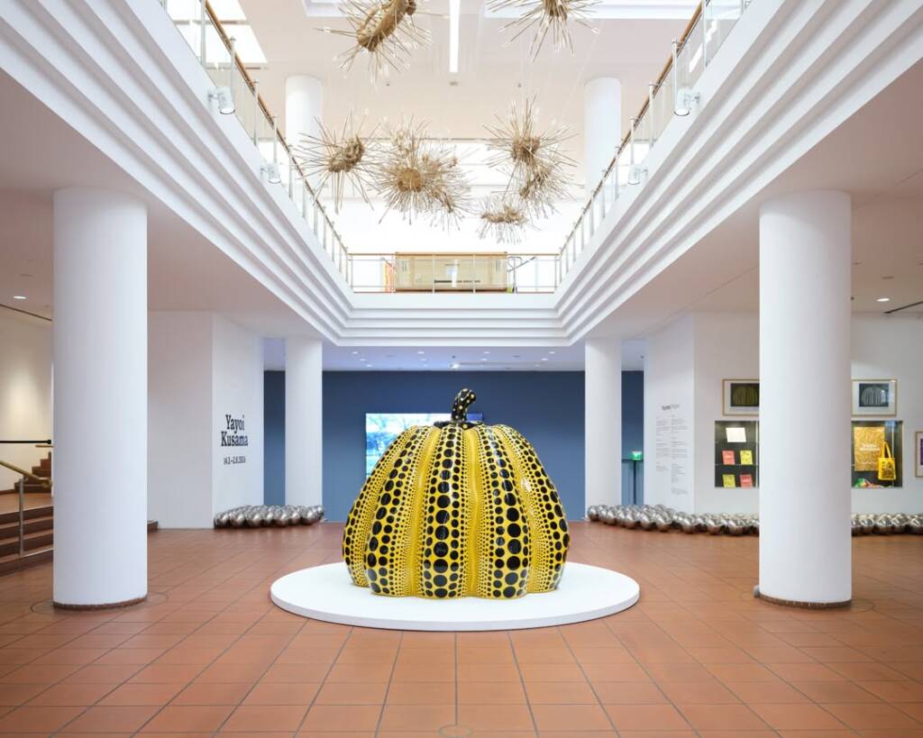 Yayoi Kusama
infinity mirror room
pumpkin sculptures
