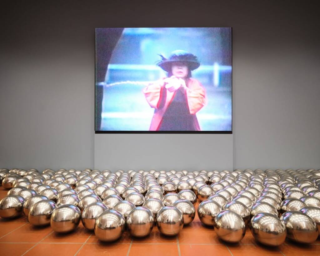 Yayoi Kusama
infinity mirror room
pumpkin sculptures