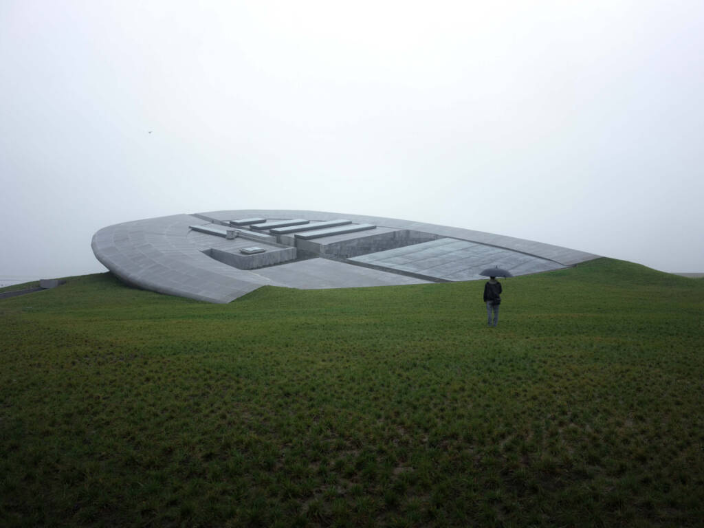 Büro Ziyu Zhuang’s Prairie Ark lands like a silent spaceship on the shores of Laoli Lake 7 Büro Ziyu Zhuang
futuristic design