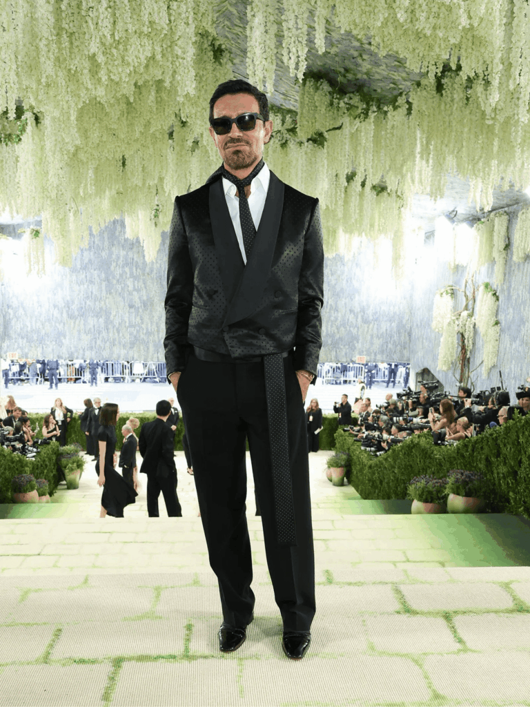 Raúl Àvila on event scenography and transforming spaces 1 Raúl Àvila
floral artistry
experiential design
met gala theme
met gala stage design
