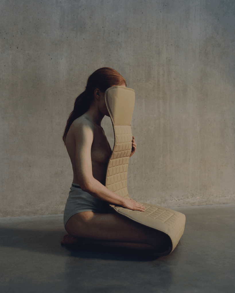 For Lisa Jahovic, time is material 5 Lisa Jahovic
Humour in art
analogue photography
everyday objects in art
