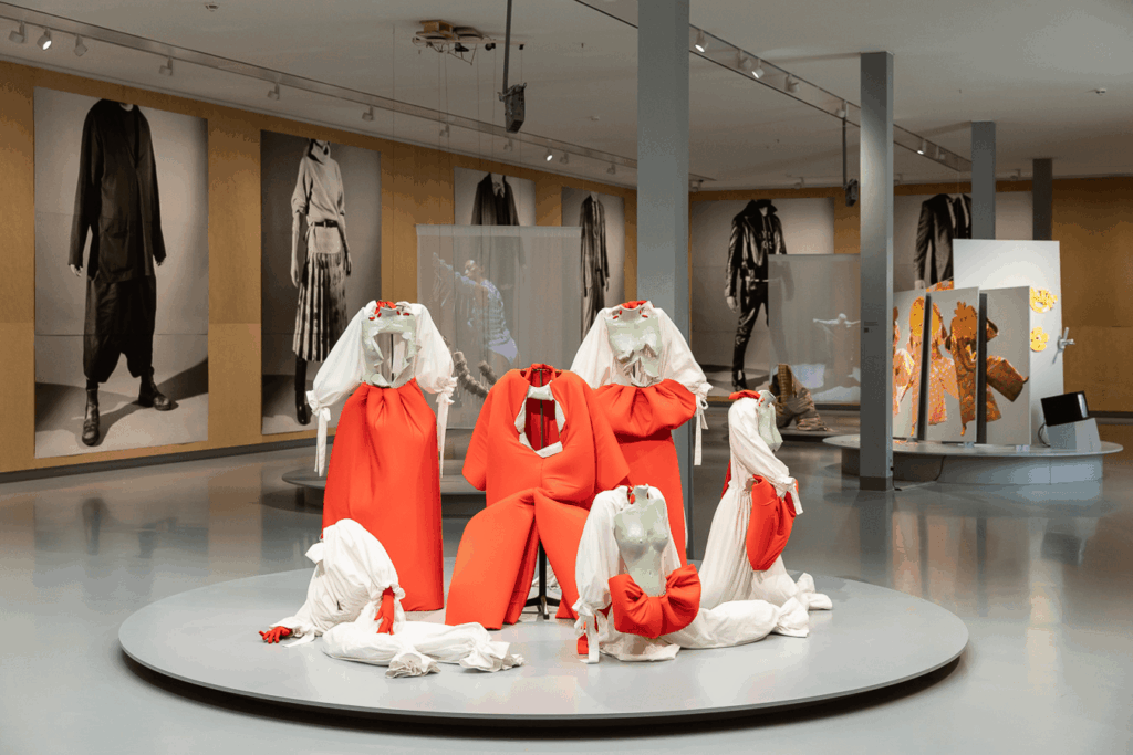 Lisa Konno: the stories we wear 6 Lisa Konno
Paul Kooiker
fashion film
Goodwill Dumping