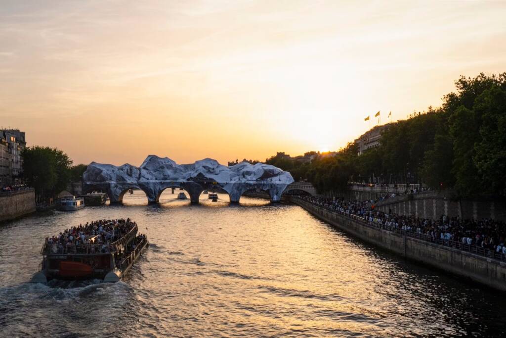 Paris Haute Couture Week
Haute Couture Week
Paris exhibitions