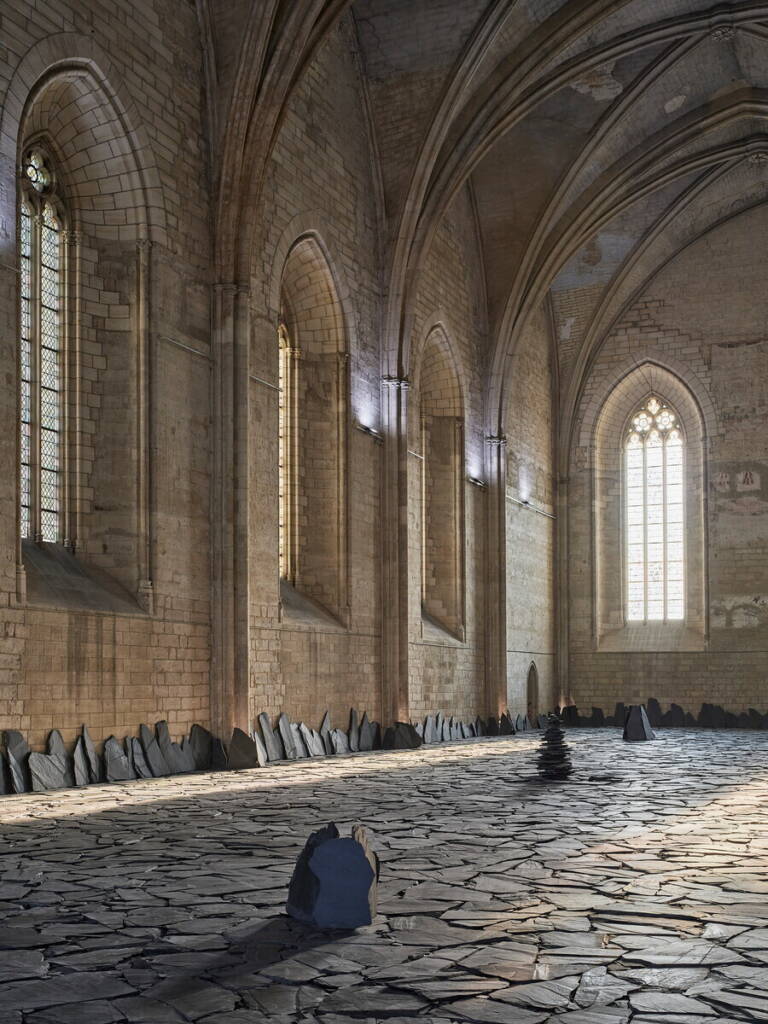 Lee Ufan at the Palais des Papes: a monumental installation in dialogue with sacred architecture 1 Lee Ufan
site-specific installation
sacred architecture