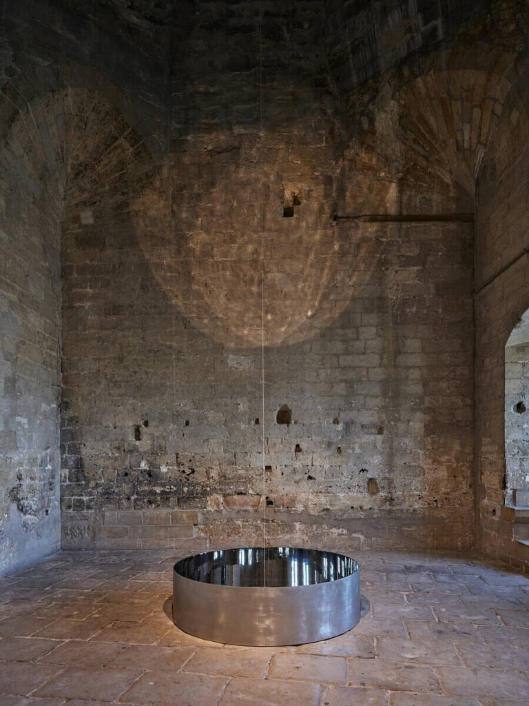 Lee Ufan at the Palais des Papes: a monumental installation in dialogue with sacred architecture 3 Lee Ufan
site-specific installation
sacred architecture
