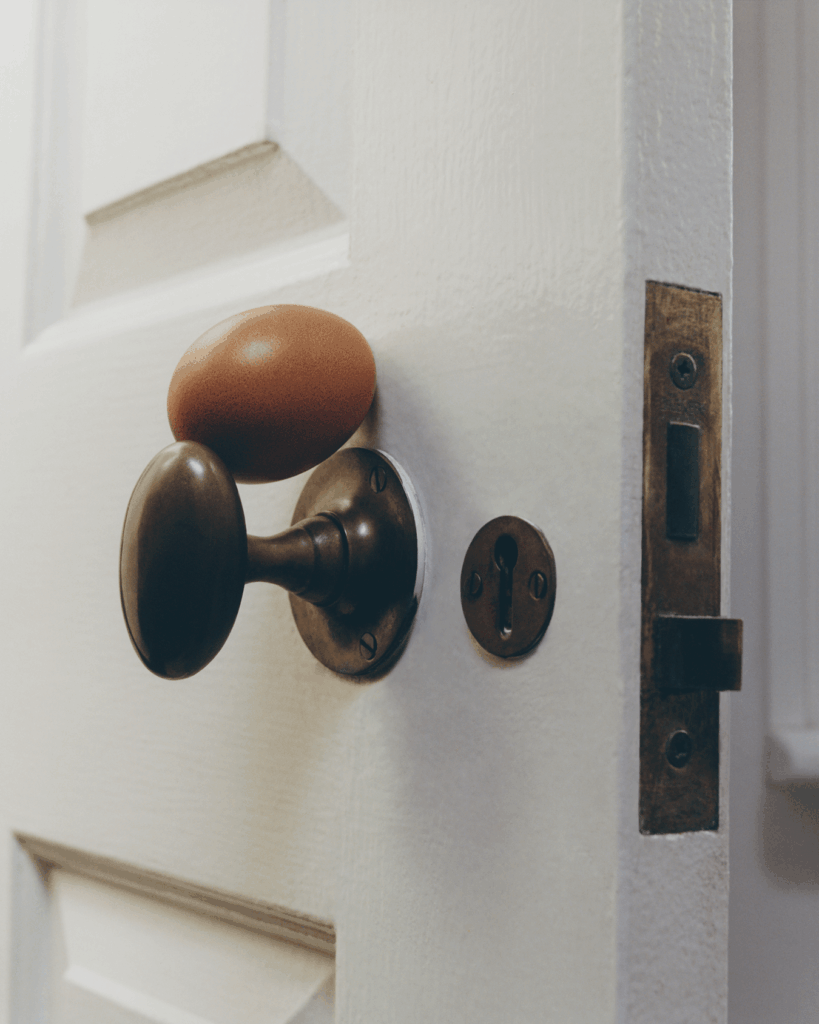 For Lisa Jahovic, time is material 7 Lisa Jahovic
Humour in art
analogue photography
everyday objects in art