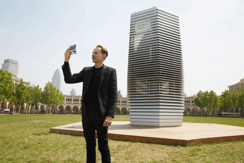 Daan Roosegaarde’s quiet campaign for a better world 1 Daan Roosegaarde
Landscapes of the future
environmental art
Smog Free Tower
environmental awareness
