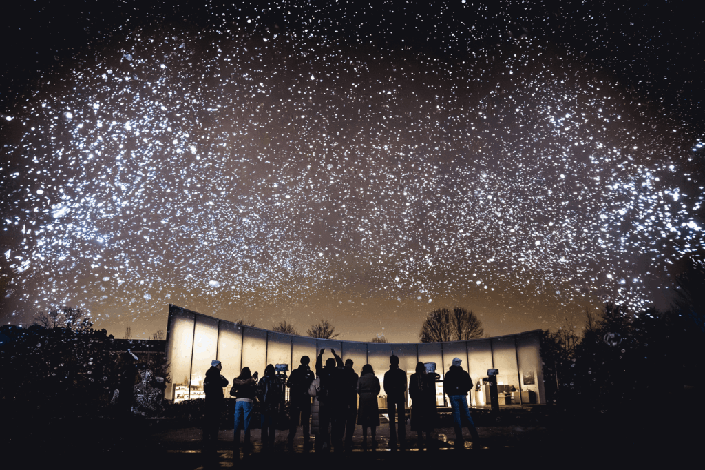 Daan Roosegaarde’s quiet campaign for a better world 26 Daan Roosegaarde
Landscapes of the future
environmental art
Smog Free Tower
environmental awareness