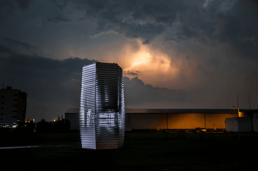 Daan Roosegaarde’s quiet campaign for a better world 20 Daan Roosegaarde
Landscapes of the future
environmental art
Smog Free Tower
environmental awareness