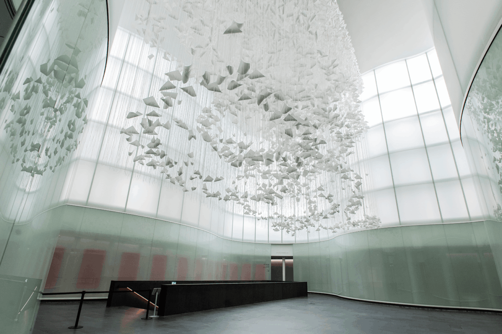 Chiharu Shiota brings a frozen moment of memory to life with ‘The Moment the Snow Melts’ 5 chiharu shiota
chiharu shiota art
immersive installation art