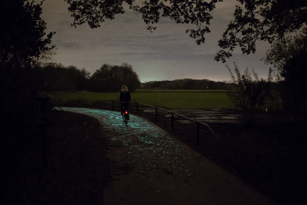 Daan Roosegaarde’s quiet campaign for a better world 16 Daan Roosegaarde
Landscapes of the future
environmental art
Smog Free Tower
environmental awareness