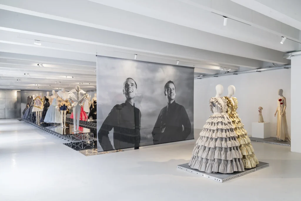 A creative language rooted in duality: Viktor&Rolf retrospective at 10 Corso Como 1 Viktor&Rolf
fashion exhibitions in Milan
Alessio de Navasques