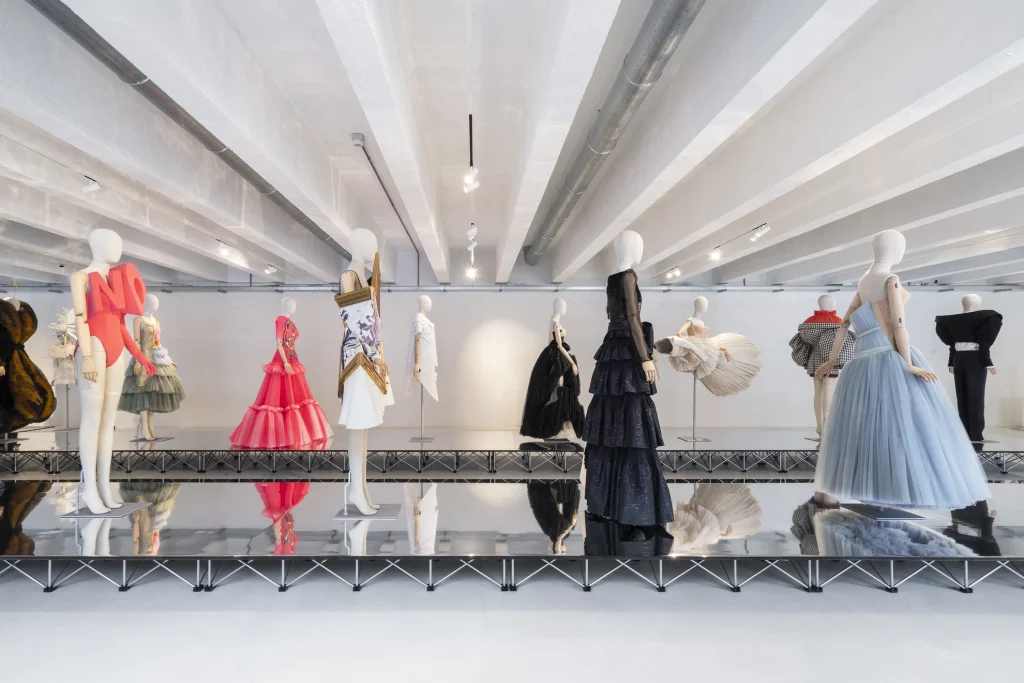 A creative language rooted in duality: Viktor&Rolf retrospective at 10 Corso Como 2 Viktor&Rolf
fashion exhibitions in Milan
Alessio de Navasques