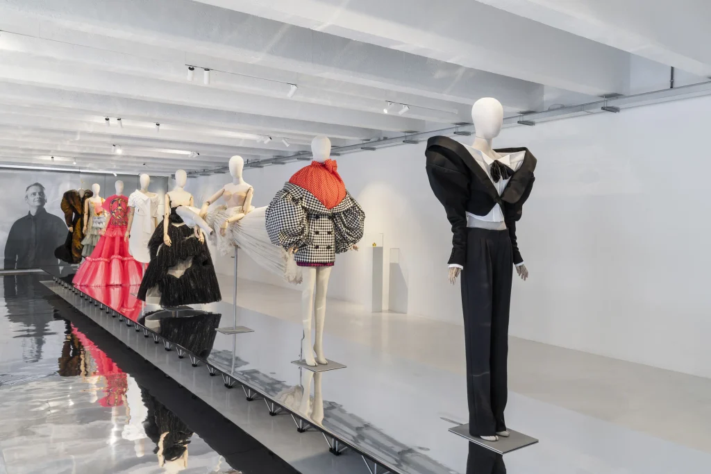 A creative language rooted in duality: Viktor&Rolf retrospective at 10 Corso Como 5 Viktor&Rolf
fashion exhibitions in Milan
Alessio de Navasques