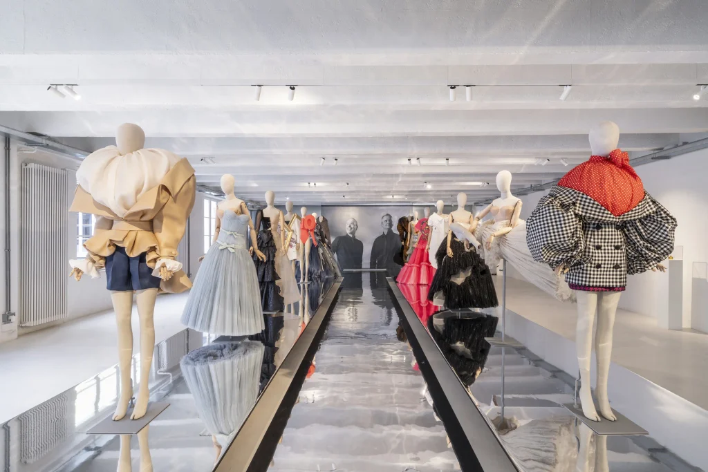 A creative language rooted in duality: Viktor&Rolf retrospective at 10 Corso Como 3 Viktor&Rolf
fashion exhibitions in Milan
Alessio de Navasques