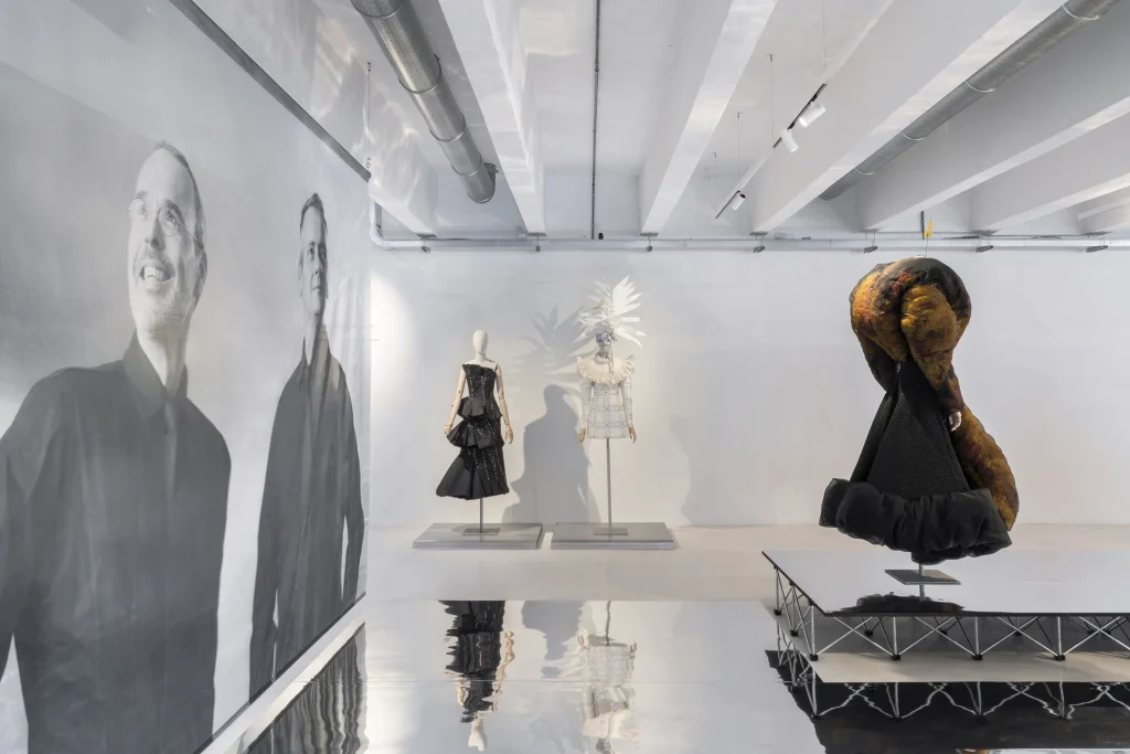 A creative language rooted in duality: Viktor&Rolf retrospective at 10 Corso Como 4 Viktor&Rolf
fashion exhibitions in Milan
Alessio de Navasques
