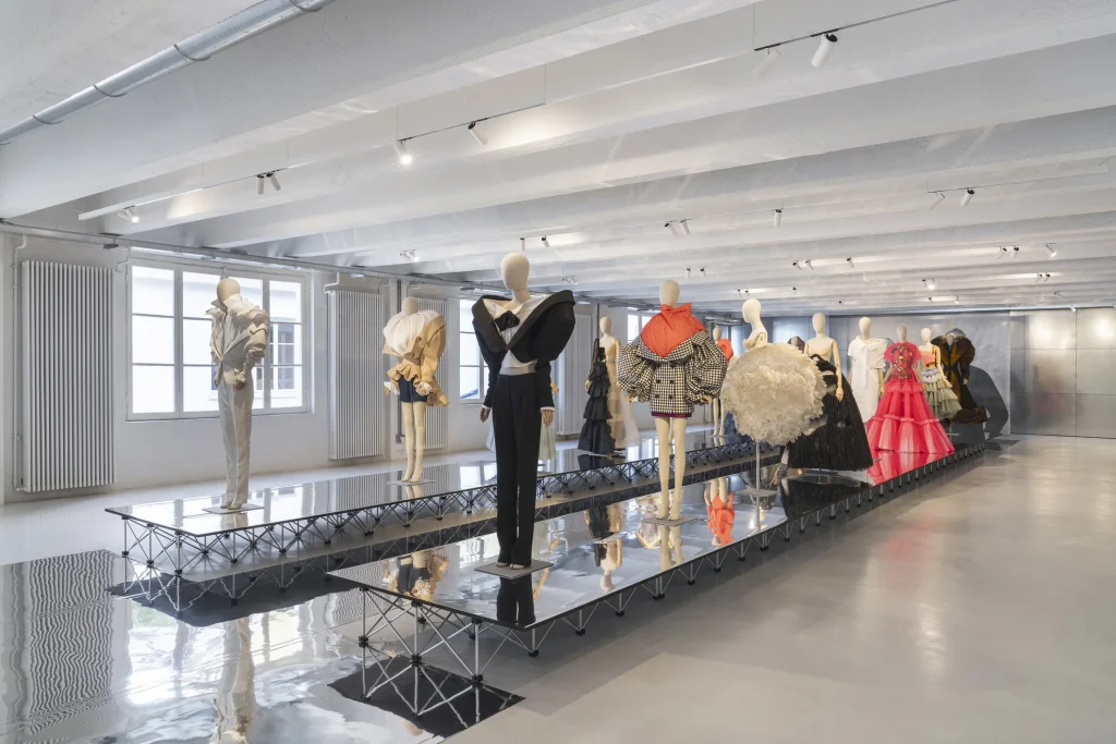 A creative language rooted in duality: Viktor&Rolf retrospective at 10 Corso Como 6 Viktor&Rolf
fashion exhibitions in Milan
Alessio de Navasques