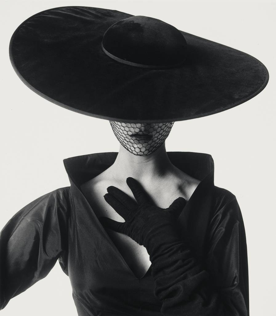From Vogue covers to sculptural couture, Irving Penn’s fashion legacy comes to Paris 2 vogue covers
Penn & Fashion
Irving Penn fashion photography